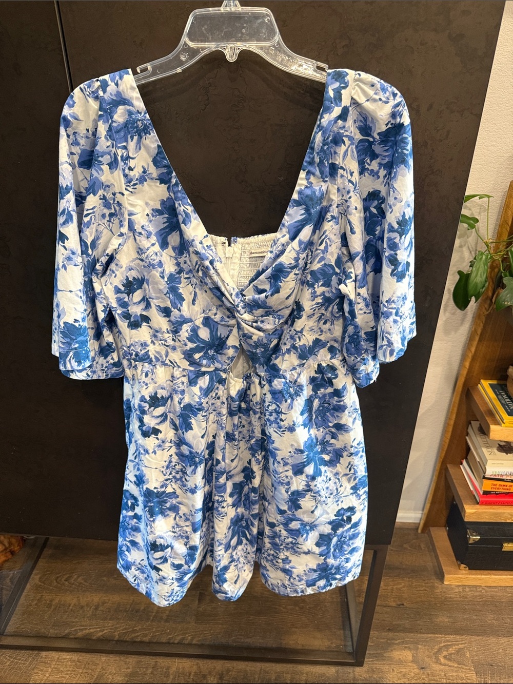 Abercrombie & Fitch White and Blue Floral Mini Dress size Large Tall